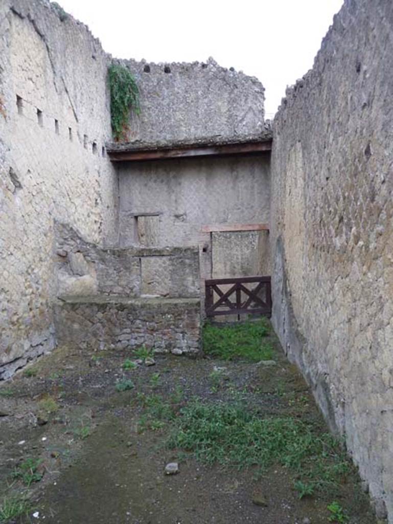 Ins. Orientalis II.15, Herculaneum. September 2015. Looking east across workshop.