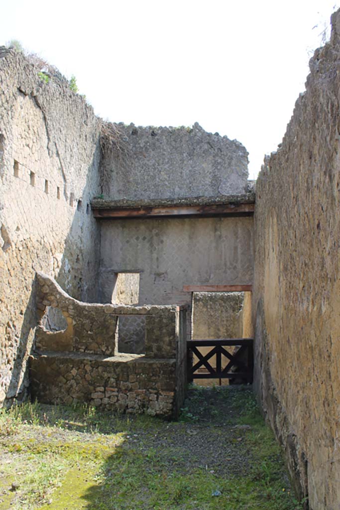 Ins. Orientalis II.15, Herculaneum. March 2014. Looking east across workshop room.  
Foto Annette Haug, ERC Grant 681269 DÉCOR
