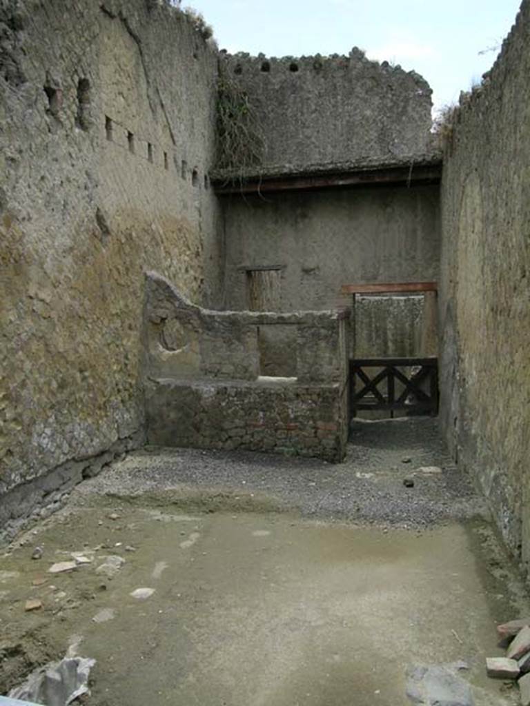 Ins Or II, 15, Herculaneum. June 2006. Looking east across workshop room.   
Photo courtesy of Nicolas Monteix.
