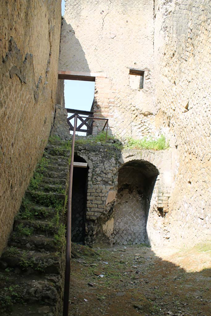 Ins. Or. II.15, Herculaneum. March 2014. Rear room on lower floor, looking west.  
Upper floor, looking towards doorway to workshop, and remains of furnace on landing at top of stairs.
Foto Annette Haug, ERC Grant 681269 DÉCOR
