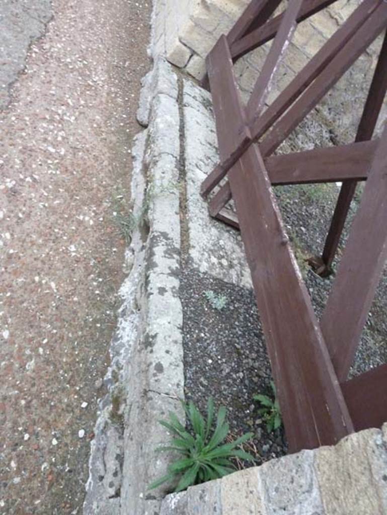 Ins. Orientalis II.16, Herculaneum. September 2015. Threshold of entrance doorway.