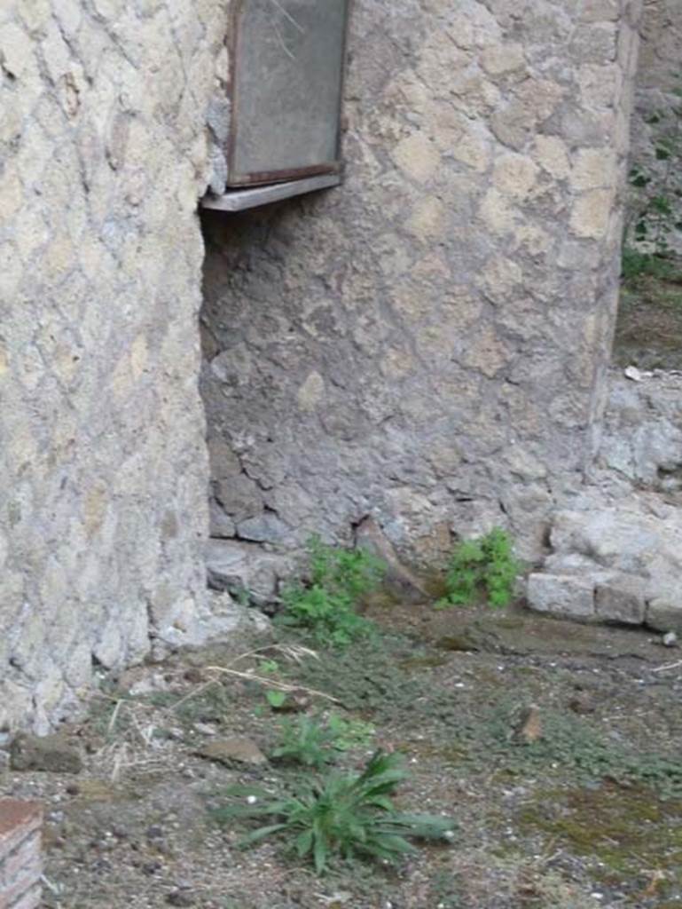 Ins. Orientalis II.16, Herculaneum. September 2015. Glass display recess or doorway inserted in north-east corner. Originally this recess would have contained items of glass, bronze and ceramics.
See Camardo, D, and Notomista, M, eds. (2017). Ercolano: 1927-1961. L’impresa archeologico di Amedeo Maiuri e l’esperimento della citta museo. Rome, L’Erma di Bretschneider, (p.276, Scheda 52).
