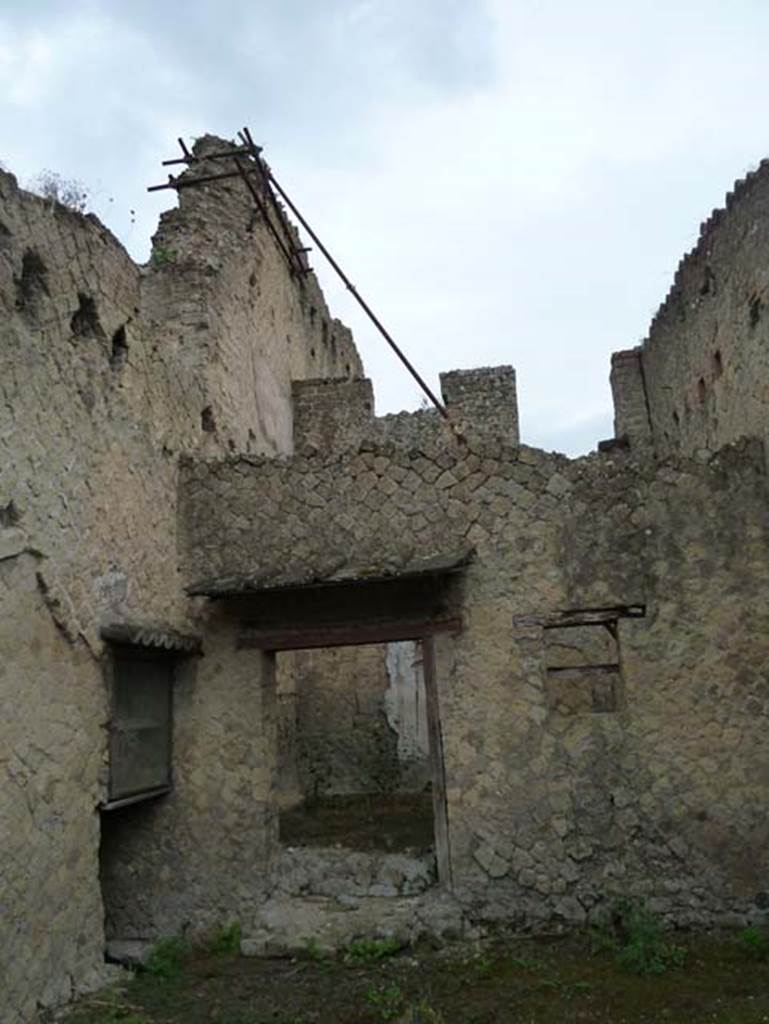 Ins. Orientalis II.16, Herculaneum. September 2015. Looking east towards upper floors.