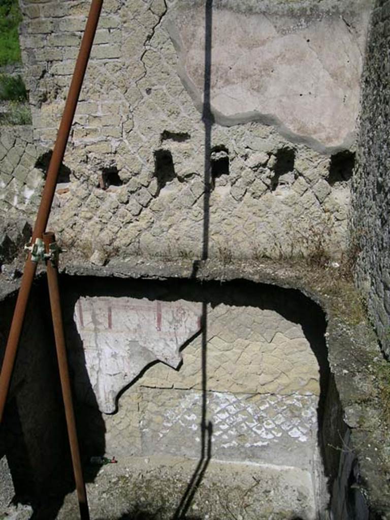 Ins Or II, 16 Herculaneum. May 2004.  Rear room, upper and lower north wall.    
Photo courtesy of Nicolas Monteix.
