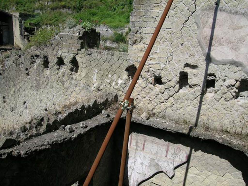 Ins Or II, 16 Herculaneum. May 2004.  Rear room, upper and lower north-east corner.   
Photo courtesy of Nicolas Monteix.
