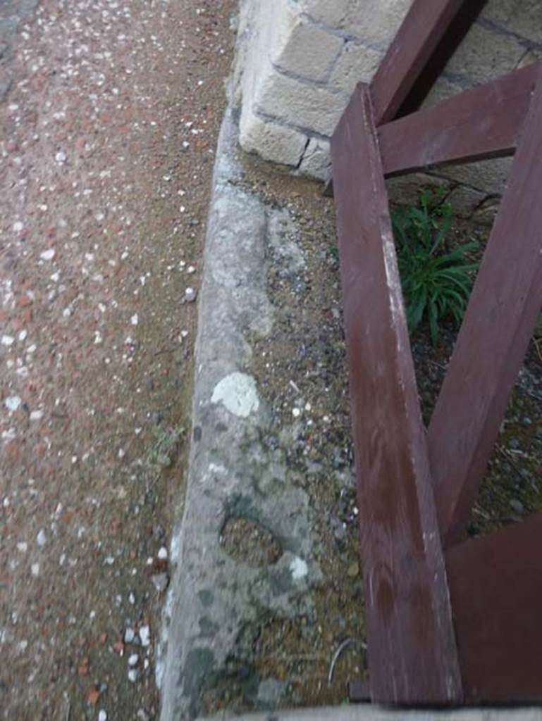 Ins. Orientalis II.17, Herculaneum. September 2015. Threshold of entrance doorway.