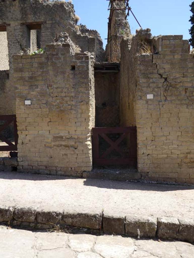 Ins. Or. II.17, Herculaneum. July 2017. Looking east towards entrance doorway.
Photo courtesy of Michael Binns.
