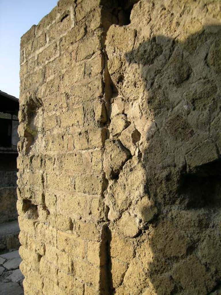 Ins Or II, 17, Herculaneum. May 2004. Detail of north wall near entrance. 
Photo courtesy of Nicolas Monteix.
