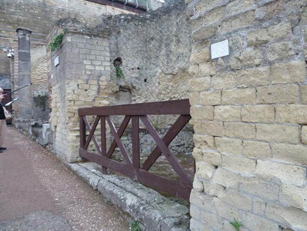 Ins. Orientalis II.18, Herculaneum. September 2015. Entrance doorway, looking north.