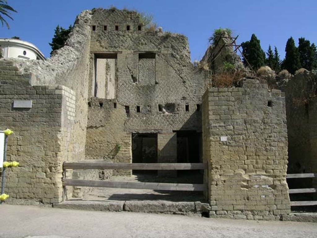 Ins Or II, 18, Herculaneum. May 2006. Looking east to entrance doorway on Cardo V.
Photo courtesy of Nicolas Monteix.
