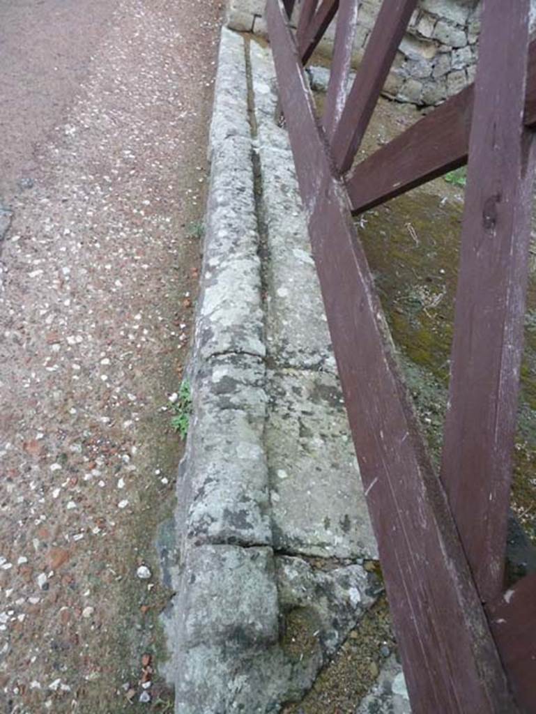 Ins. Orientalis II.18, Herculaneum. September 2015. Threshold of entrance doorway.