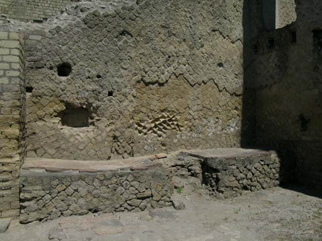 Ins Or II, 18, Herculaneum. May 2006. Looking towards north wall. Photo courtesy of Nicolas Monteix.

