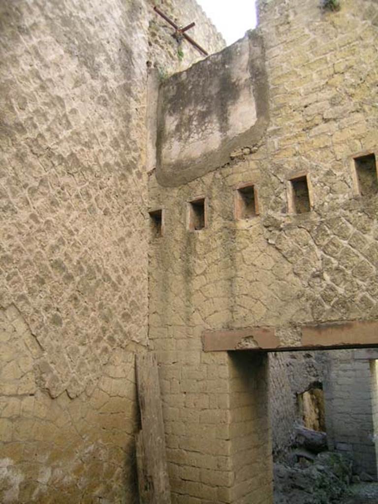 Ins Or II, 18, Herculaneum. May 2004. Upper south-west corner between rear room and corridor. 
Photo courtesy of Nicolas Monteix.
