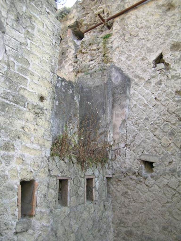 Ins Or II, 18, Herculaneum. May 2004. Detail of upper south wall above corridor in south-east corner. 
Photo courtesy of Nicolas Monteix.

