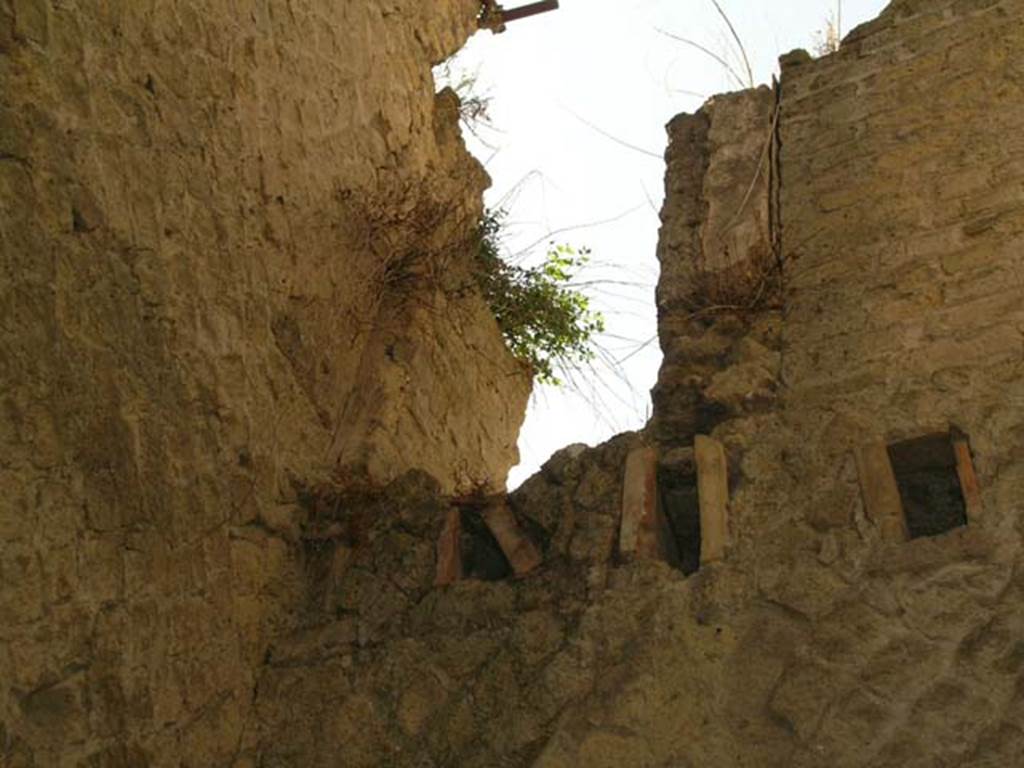 Ins Or II, 18, Herculaneum. May 2006. Upper west wall between corridor and latrine.   
Photo courtesy of Nicolas Monteix.
