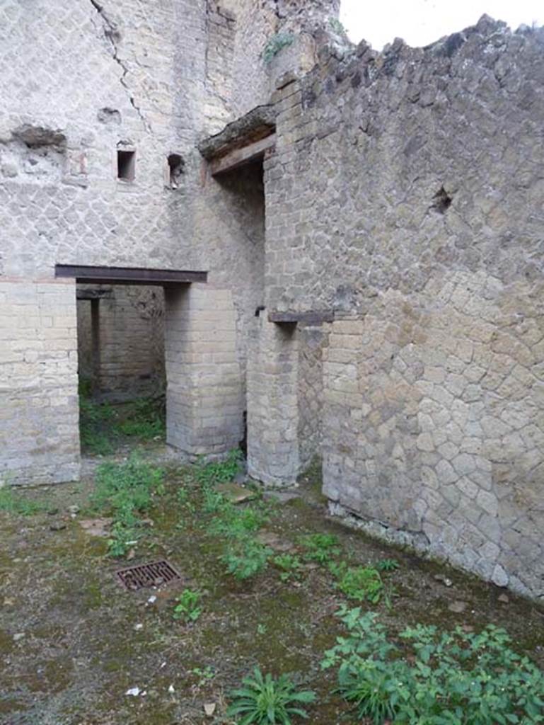 Ins. Orientalis II.18, Herculaneum. September 2015. Looking towards south-east corner.