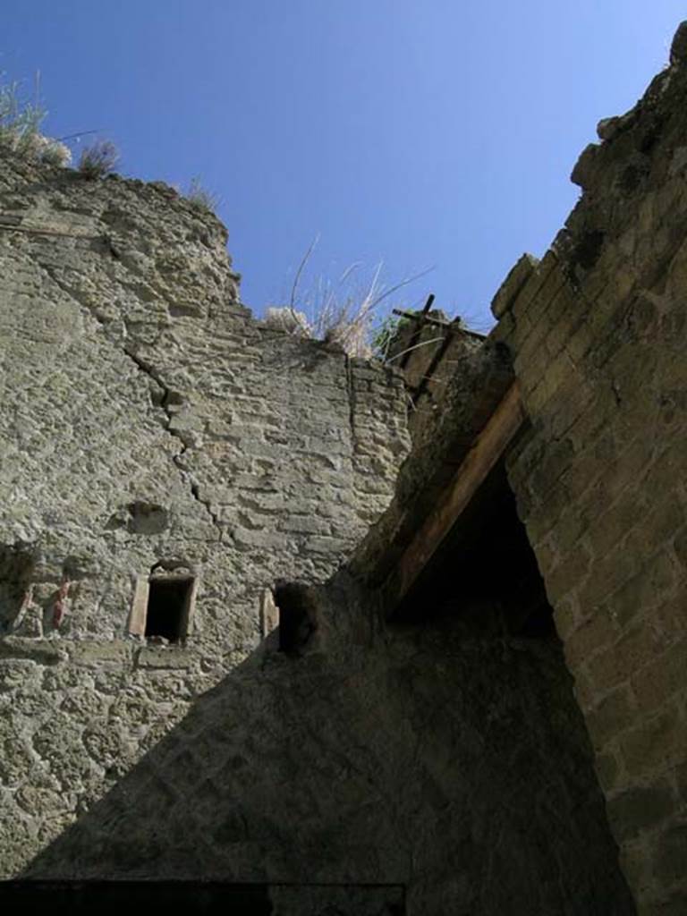 Ins Or II, 18, Herculaneum. May 2006. East wall above latrine, in south-east corner. 
Photo courtesy of Nicolas Monteix.

