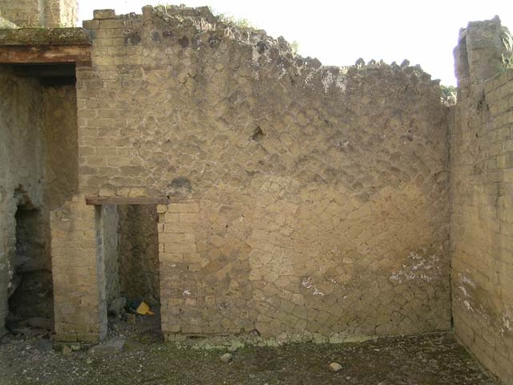 Ins Or II, 18, Herculaneum. May 2004. Looking towards south wall. Photo courtesy of Nicolas Monteix.