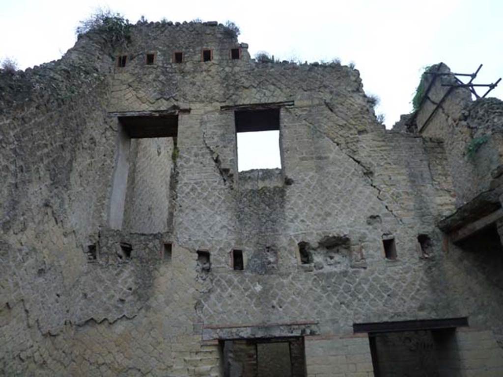 Ins. Orientalis II.18, Herculaneum. September 2015. Upper east wall, with holes for support beams for at least two upper floors.