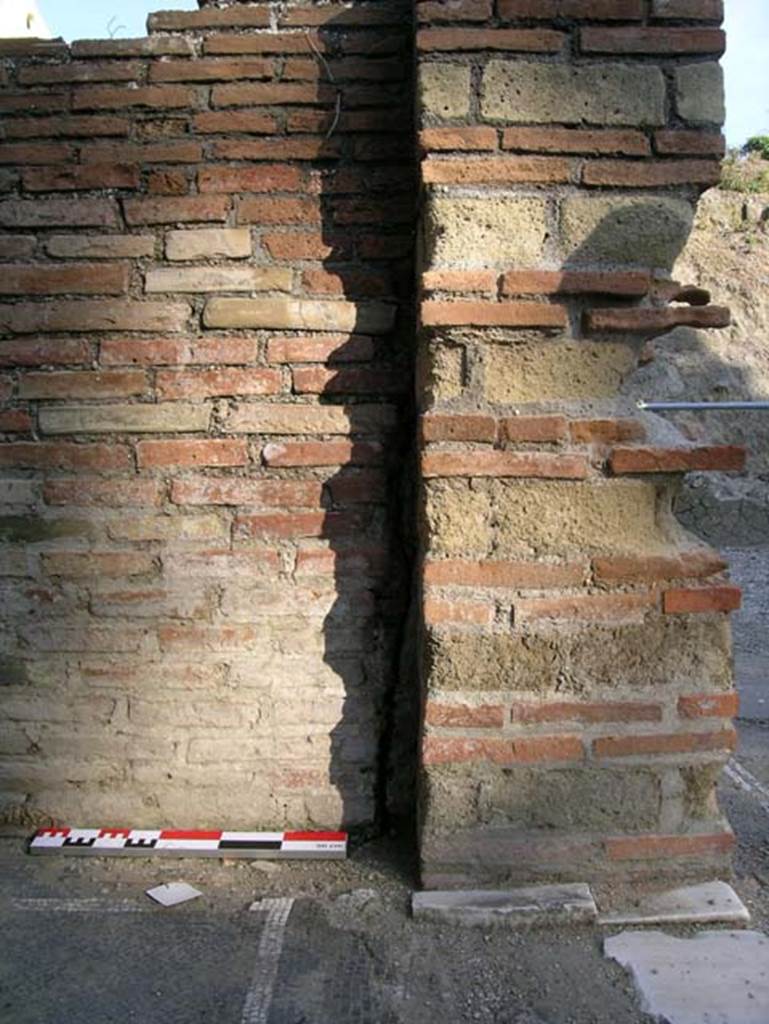 Ins. Or. II.4/19 Herculaneum. May 2006. 
Detail of pilaster on east side of the last doorway on the east end of the upper loggia.
Photo courtesy of Nicolas Monteix.
