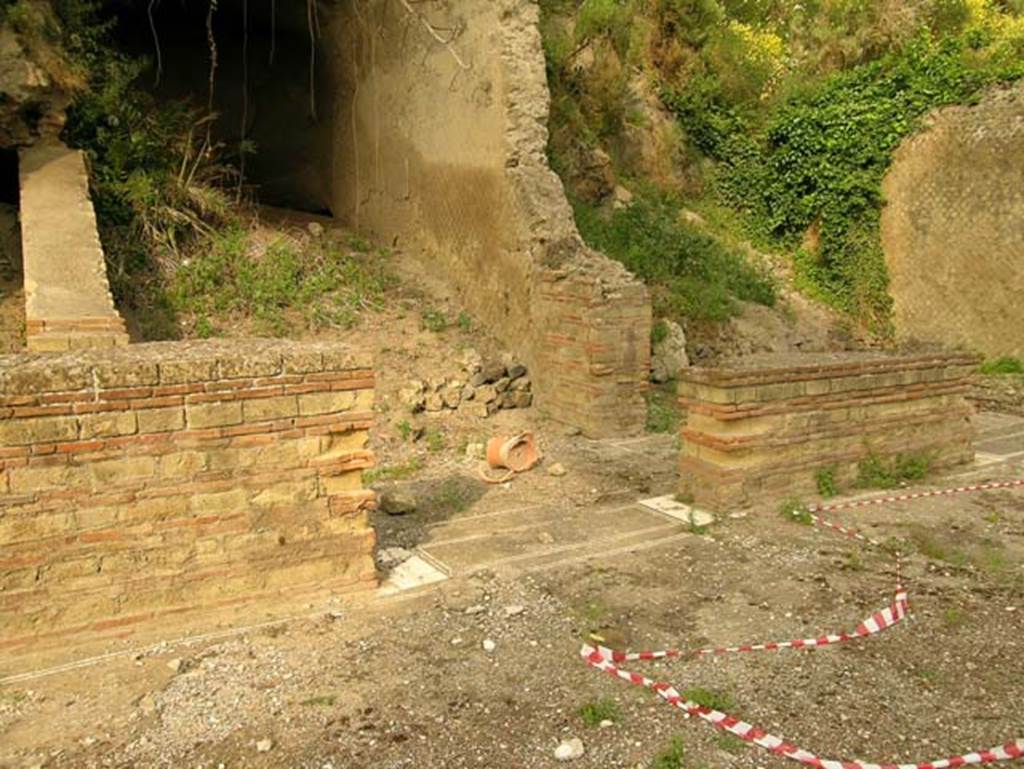 Ins Or II, 4/19, Herculaneum. June 2005. Looking towards north side of upper loggia. 
Photo courtesy of Nicolas Monteix.
