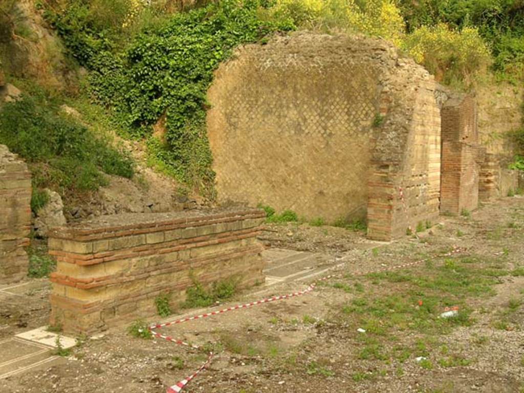 Ins Or II, 4/19, Herculaneum. June 2005. Detail of rooms on north side at east end of upper loggia.
Photo courtesy of Nicolas Monteix.
