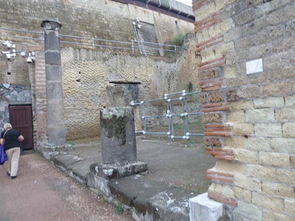 Ins. Orientalis II.19, Herculaneum. September 2015. Looking north across entrance.