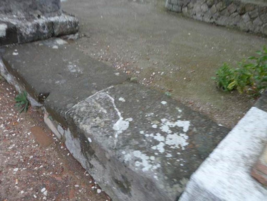 Ins. Orientalis II.19, Herculaneum. September 2015. Kerb on south side of entrance.