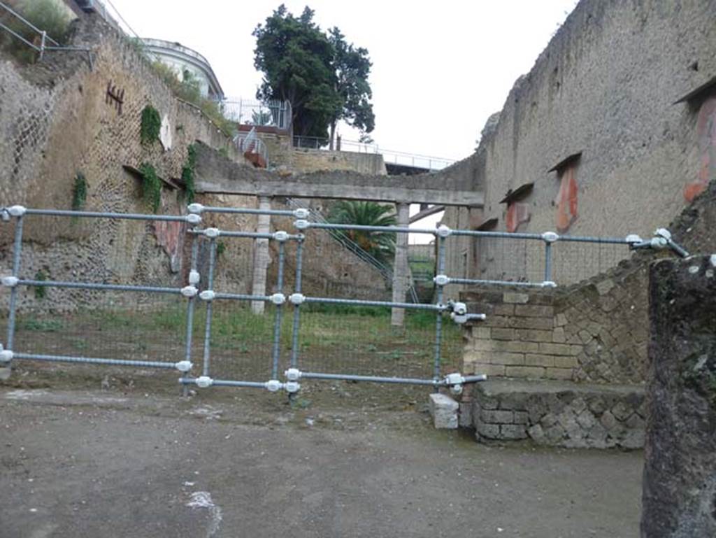 Ins. Orientalis II.19, Herculaneum. September 2015. Looking east.