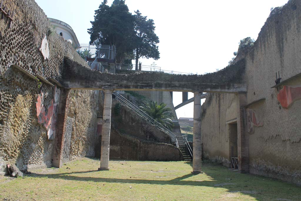 Ins. Orientalis II.19, Herculaneum. March 2014. Looking east. 
Foto Annette Haug, ERC Grant 681269 DÉCOR.
