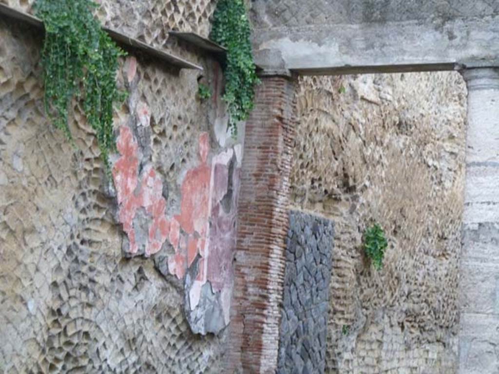 Ins. Orientalis II.19, Herculaneum. September 2015. Remains of painted decoration.