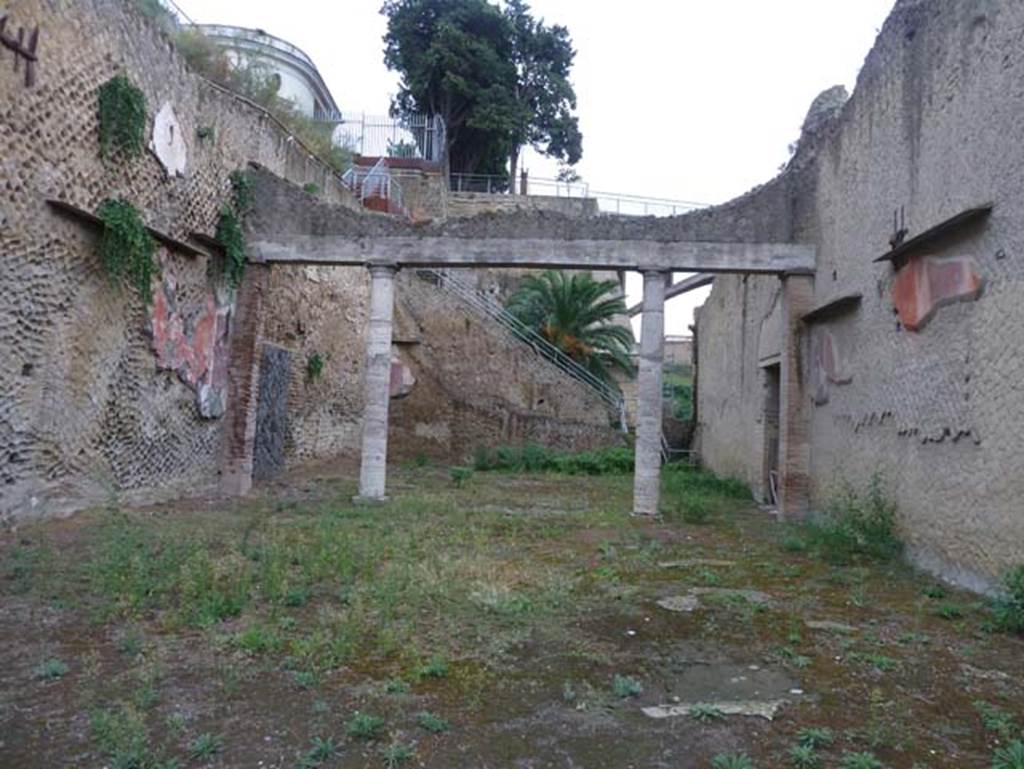 Ins. Orientalis II.19, Herculaneum. September 2015. Looking east.