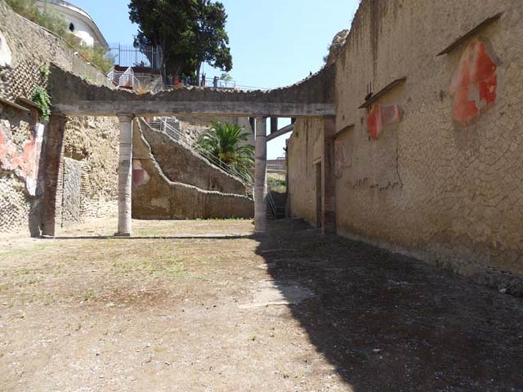 Ins. Orientalis II.19, Herculaneum. September 2015. Looking east. Photo courtesy of Michael Binns.
Two doorways opened from this room at the eastern end, one in the north wall (blocked) into the unexcavated under the houses of Ercolano/Resina.
The other in the south wall into a corridor leading to the loggia of the Palaestra.
