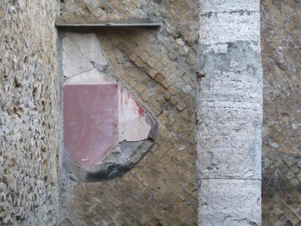 Ins. Orientalis II.19, Herculaneum. September 2015. Remains of painted decoration from an east wall.