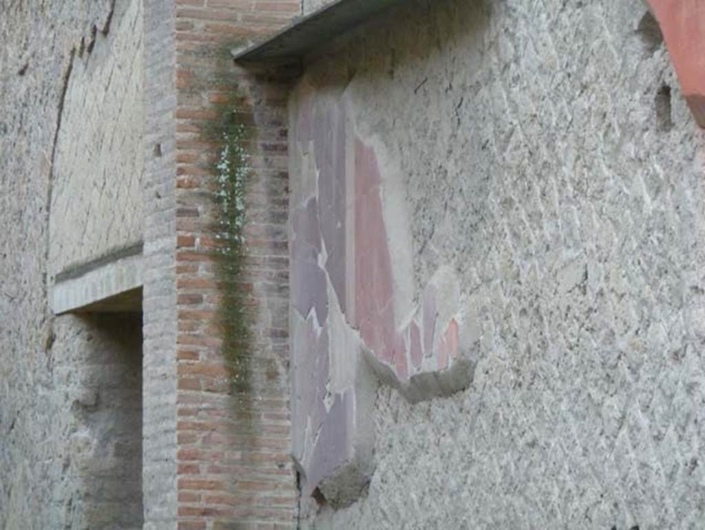 Ins. Orientalis II.19, Herculaneum. September 2015. 
South wall at eastern end, doorway leading towards loggia, and remains of painted decoration.
