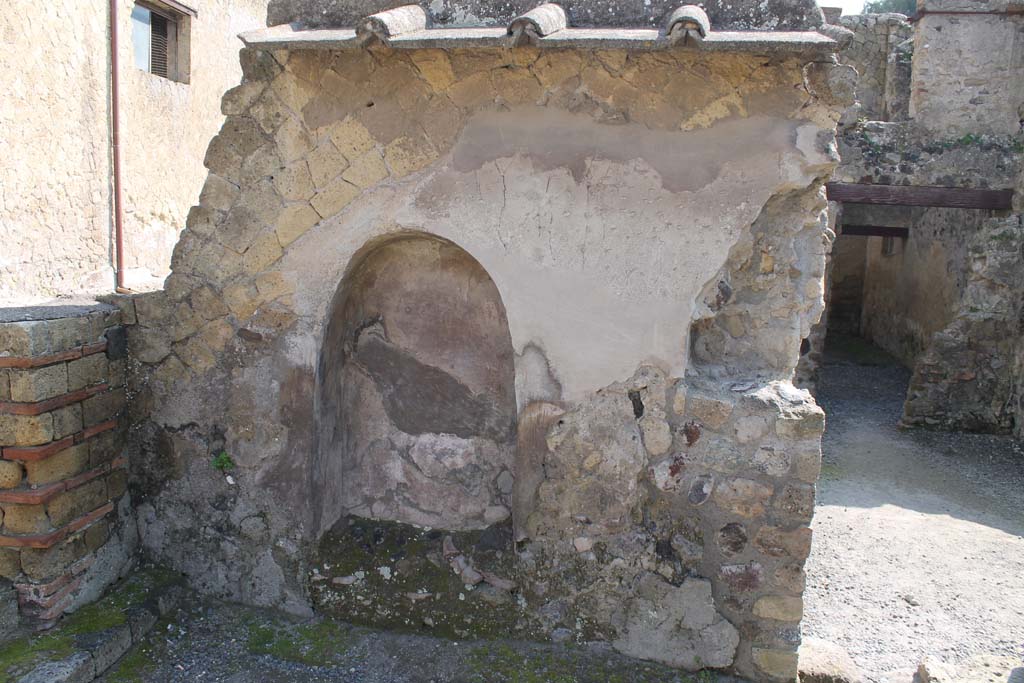 IV.10 Herculaneum. March 2014. East wall of shop-room, with niche.
Foto Annette Haug, ERC Grant 681269 DÉCOR.
