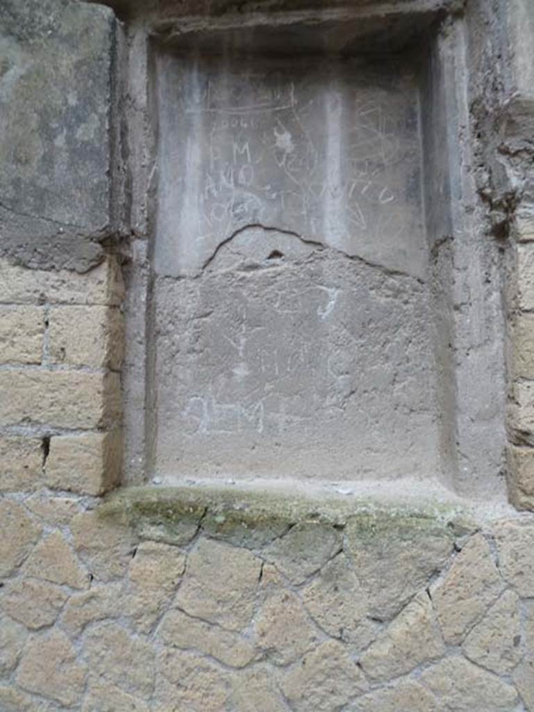 IV.11, Herculaneum, September 2015. 
Lararium/recess on south wall of access corridor from doorway at IV.11.
According to Maiuri –
“Dalla fauce, che ha nella parete di contro alla porta una nichietta certamente di Larario (e).”
(From the entrance corridor, which has in the wall opposite the door, a Lararium niche e, ….)
See Maiuri, A., 1958. Ercolano, I Nuovi Scavi, (1927-1958). Vol.1. Roma: Inst. Poligrafico dello Stato, (p.433).
