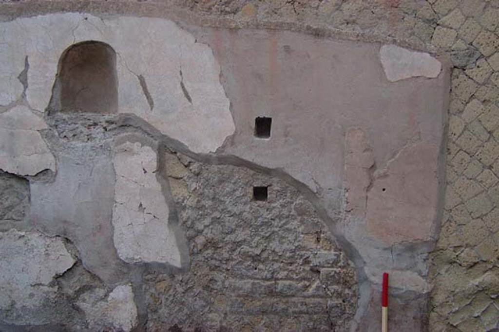 IV.15/16 Herculaneum, January 2002. Room 7, detail of west wall at northern end. Photo courtesy of Nicolas Monteix.
