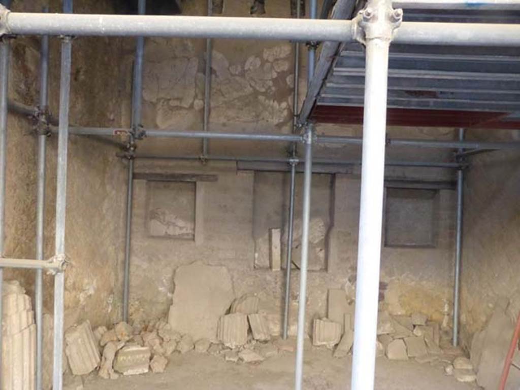 V 13, Herculaneum, September 2015. Looking towards south wall.

