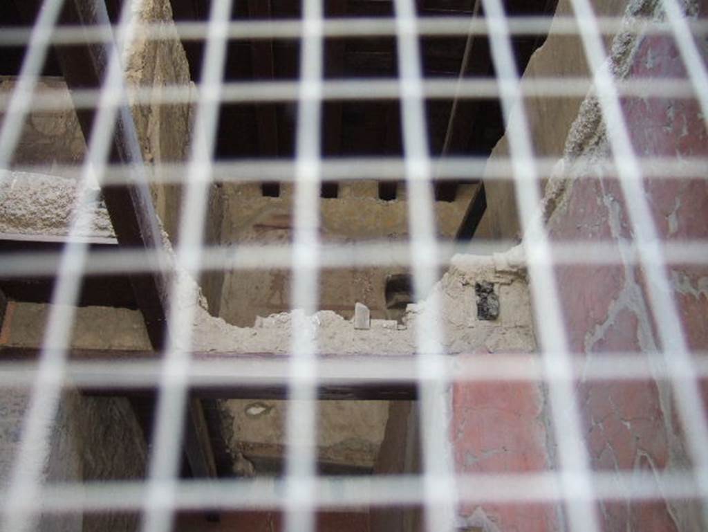 V.14, Herculaneum. May 2006. Upper floor apartment with lararium on rear wall between two cubicula.