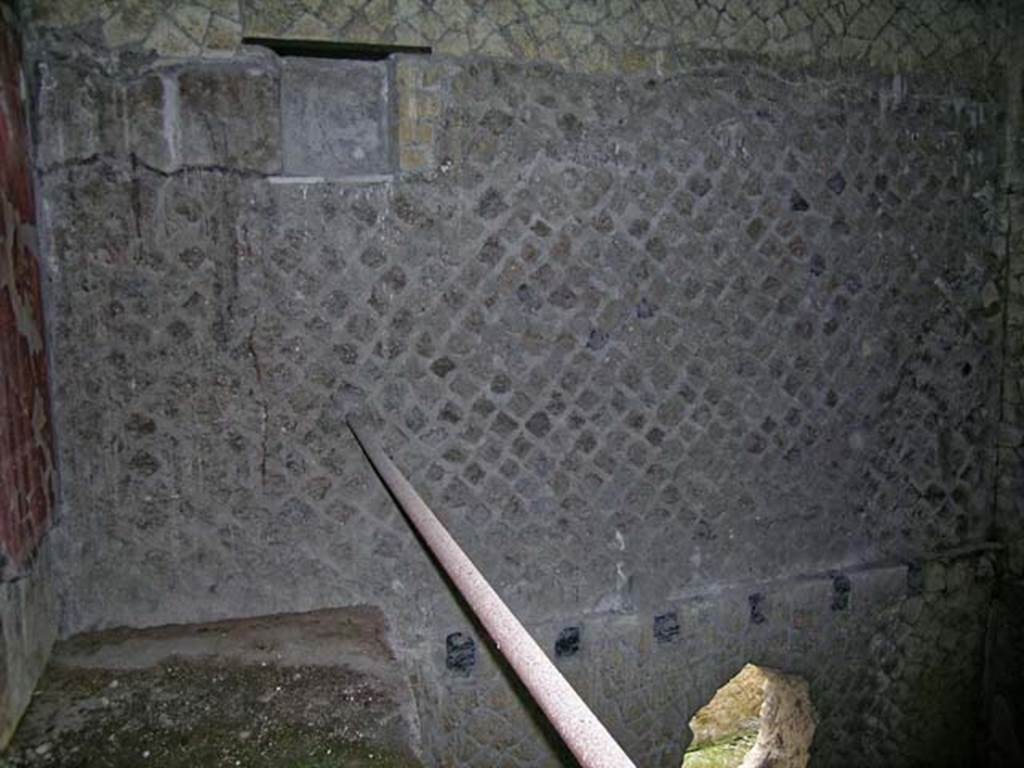 V.17/18 Herculaneum. May 2004. Room 18, looking towards east wall. Photo courtesy of Nicolas Monteix.
On the left, in the north-east corner, beneath the square recess, part of a carbonised wooden lararium was found.
See Camardo, D, and Notomista, M, eds. (2017). Ercolano: 1927-1961. L’impresa archeologico di Amedeo Maiuri e l’esperimento della citta museo. Rome, L’Erma di Bretschneider, (p.232, Scheda 25, fig.4).
On the left is the north wall of rear room 18, where the painting of the Cupids was found and detached.

