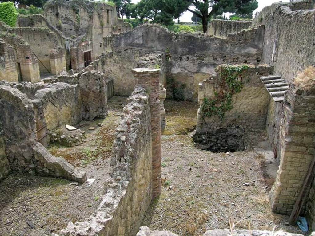 V.24 Herculaneum. May 2005. Looking south across rear two rooms in north-west corner of V.24.
The atrium, with the vaulted lararium shrine, is across the centre of the photo, with Lararium, on right. 
The ruined podium for an altar, according to Maiuri, centre left. Photo courtesy of Nicolas Monteix.

