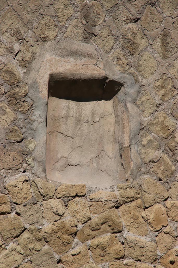 V.32 Herculaneum. October 2022. 
Detail of lararium niche in west wall of shop. Photo courtesy of Klaus Heese.
