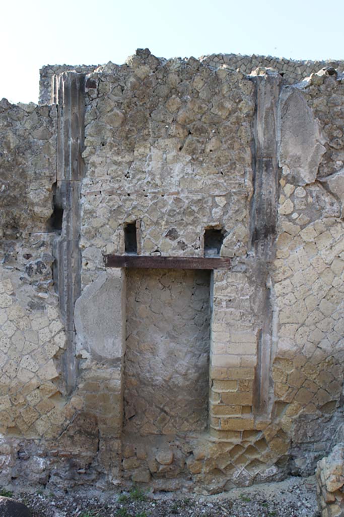 V.34 Herculaneum. March 2014. Looking towards west wall with recess.
Foto Annette Haug, ERC Grant 681269 DÉCOR
