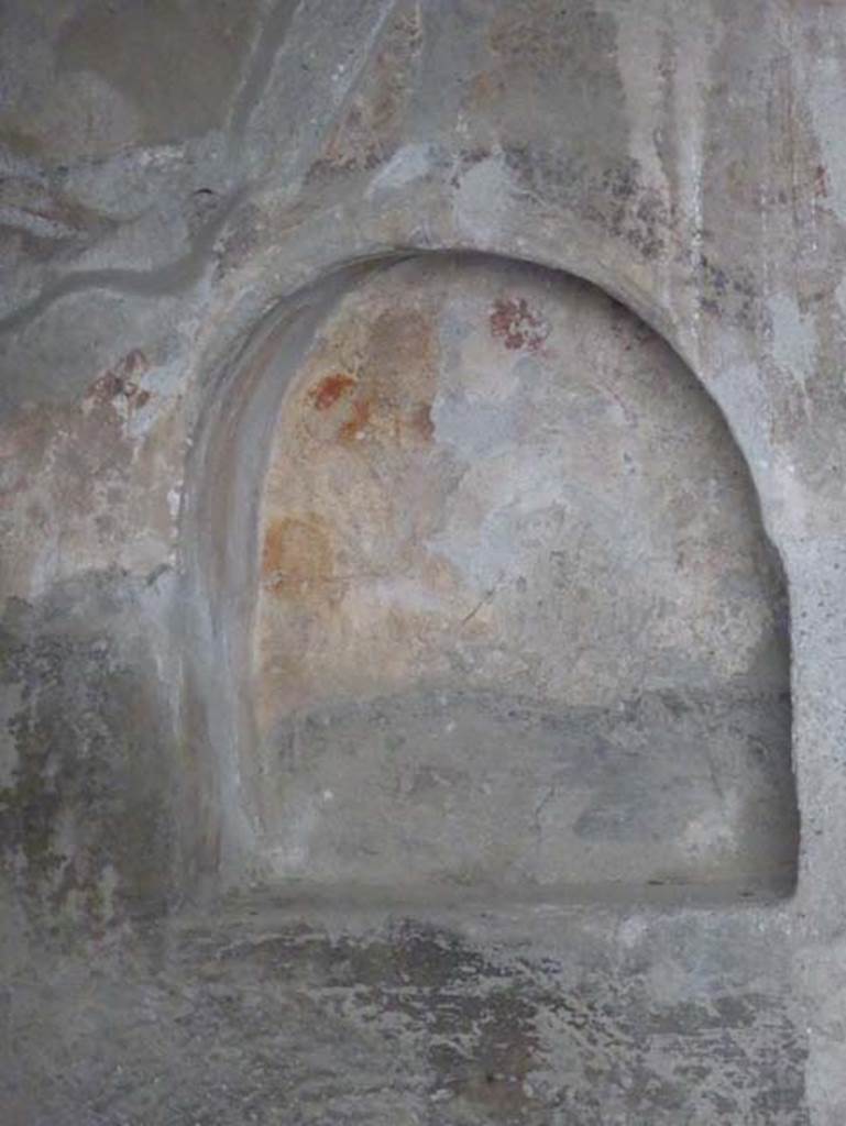 Ins. VI 15 Herculaneum, September 2015. Arched niche from south wall.