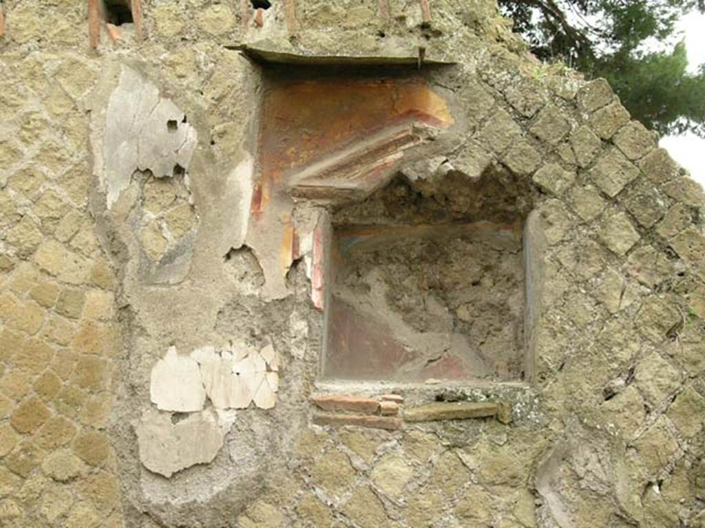 Ins Or II, 2, Herculaneum. December 2004. Lararium on south wall. Photo courtesy of Nicolas Monteix.