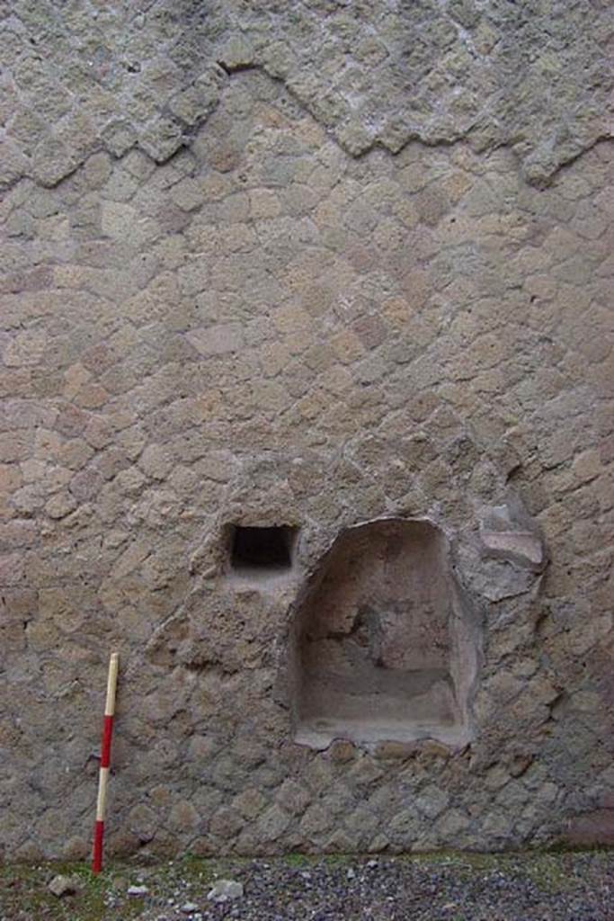 Ins Or II, 10, Herculaneum. January 2002. Lararium niche in north wall. 
Photo courtesy of Nicolas Monteix.
