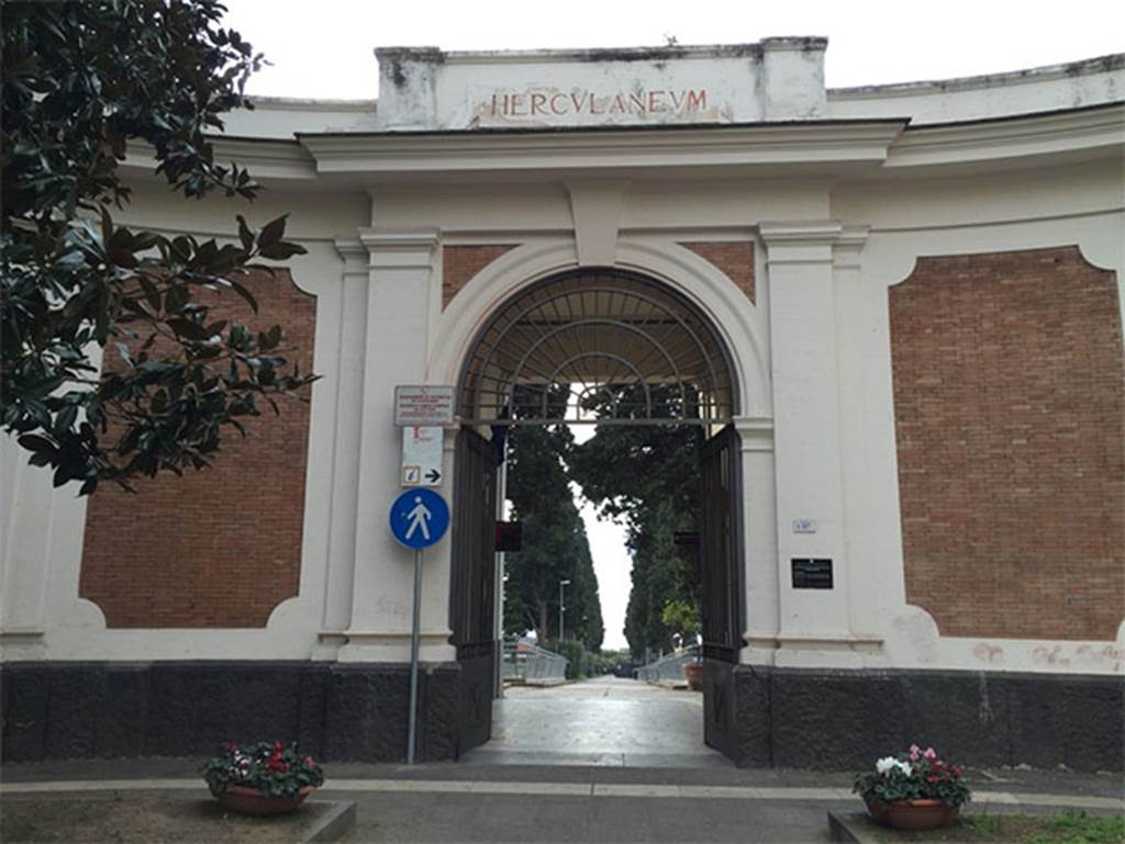 Herculaneum. 2016. Old entrance building at top of avenue. 
Looking south down roadway leading to new ticket office and entrance to excavations.
