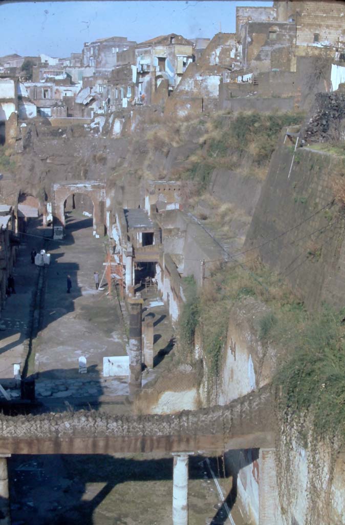 Herculaneum, 4th December 1971. 
Looking west across site at northern end towards Decumanus Maximus. from access bridge. 
Photo courtesy of Rick Bauer, from Dr George Fay’s slides collection.
