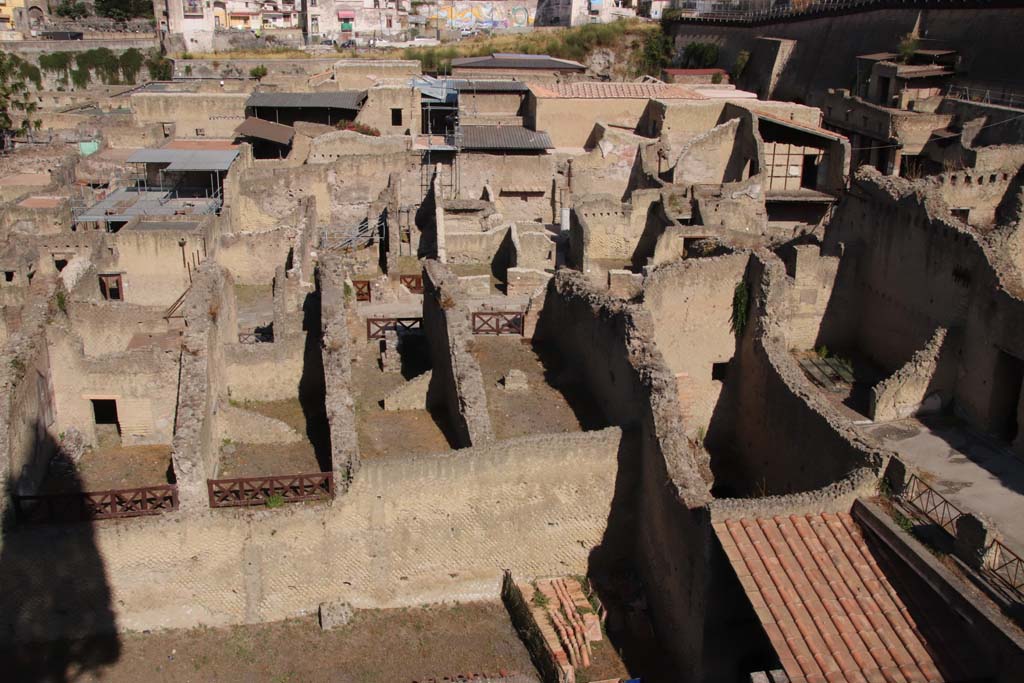 Herculaneum, September 2019. Looking west from access roadway to rear of Ins. Orientalis II at northern end.
Photo courtesy of Klaus Heese.

